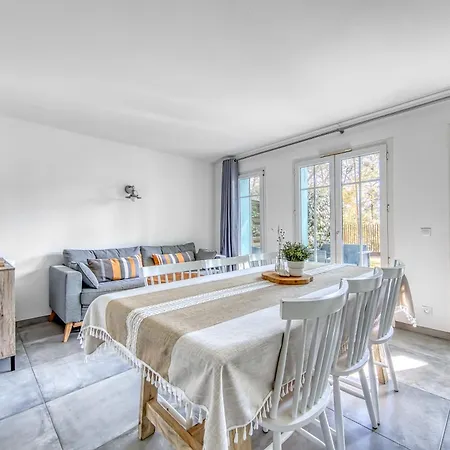 Holiday home Un Nid Dans La Pinede - *